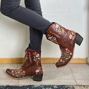 Embroidered short cowboy boots